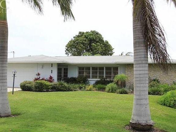 3 Mature queen palms