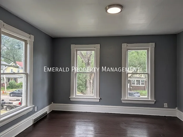 964 N Court St — Photo 16