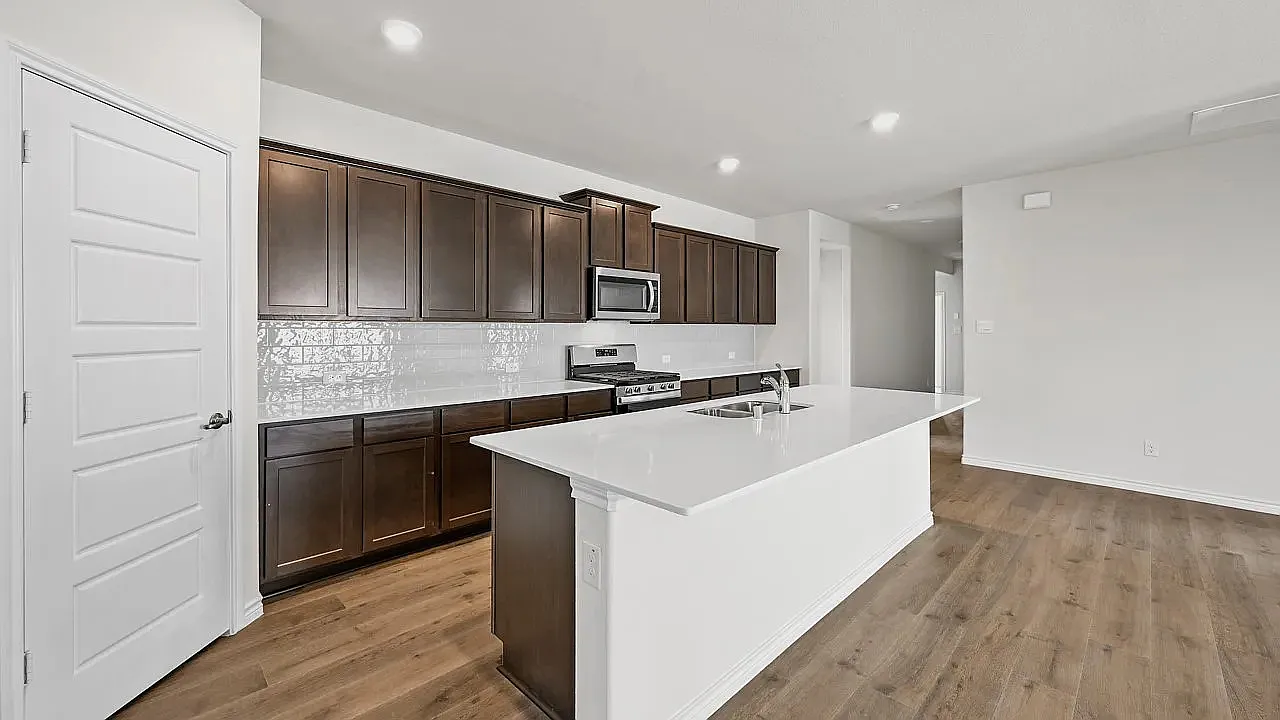 4 bed, 2100 sqft, $3,555 — Photo 4