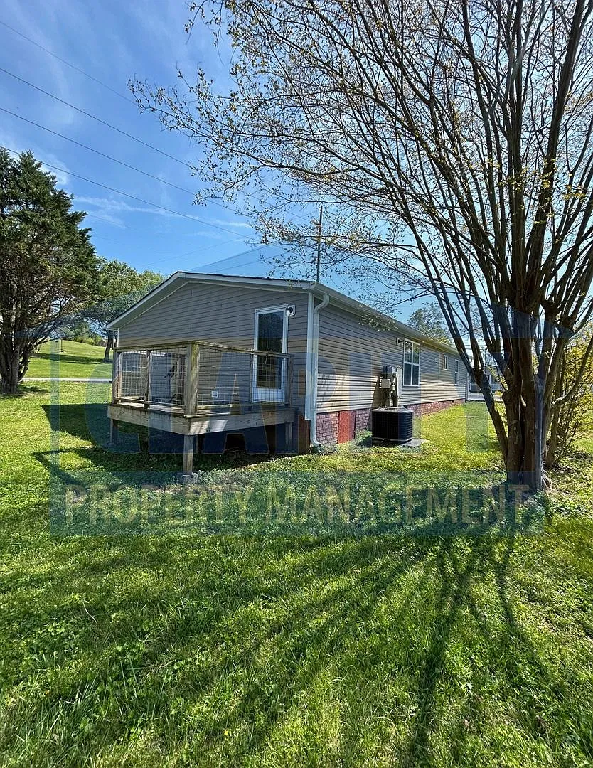 Conveniently located three bedroom home! — Photo 4