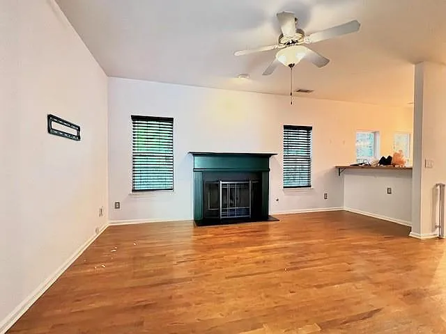 284 William Nye Dr SE — Photo 3