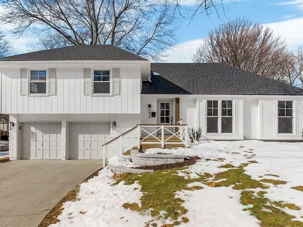 9028 Carter Cir, Overland Park, KS 66212