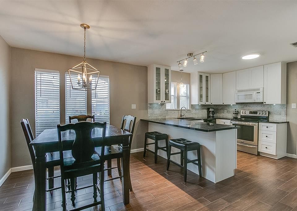 1st image of 2829 Camelot Ln