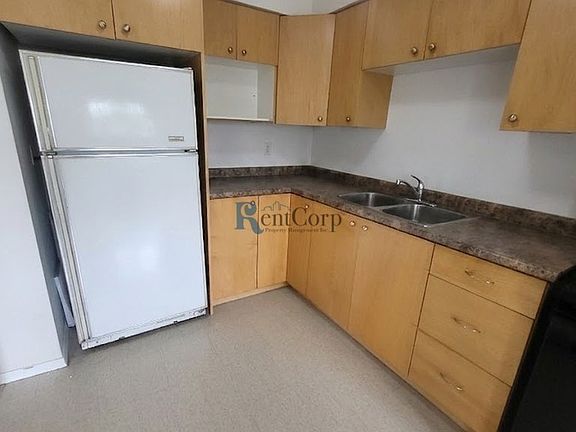 4th image of 627 Silverbirch Rd #10