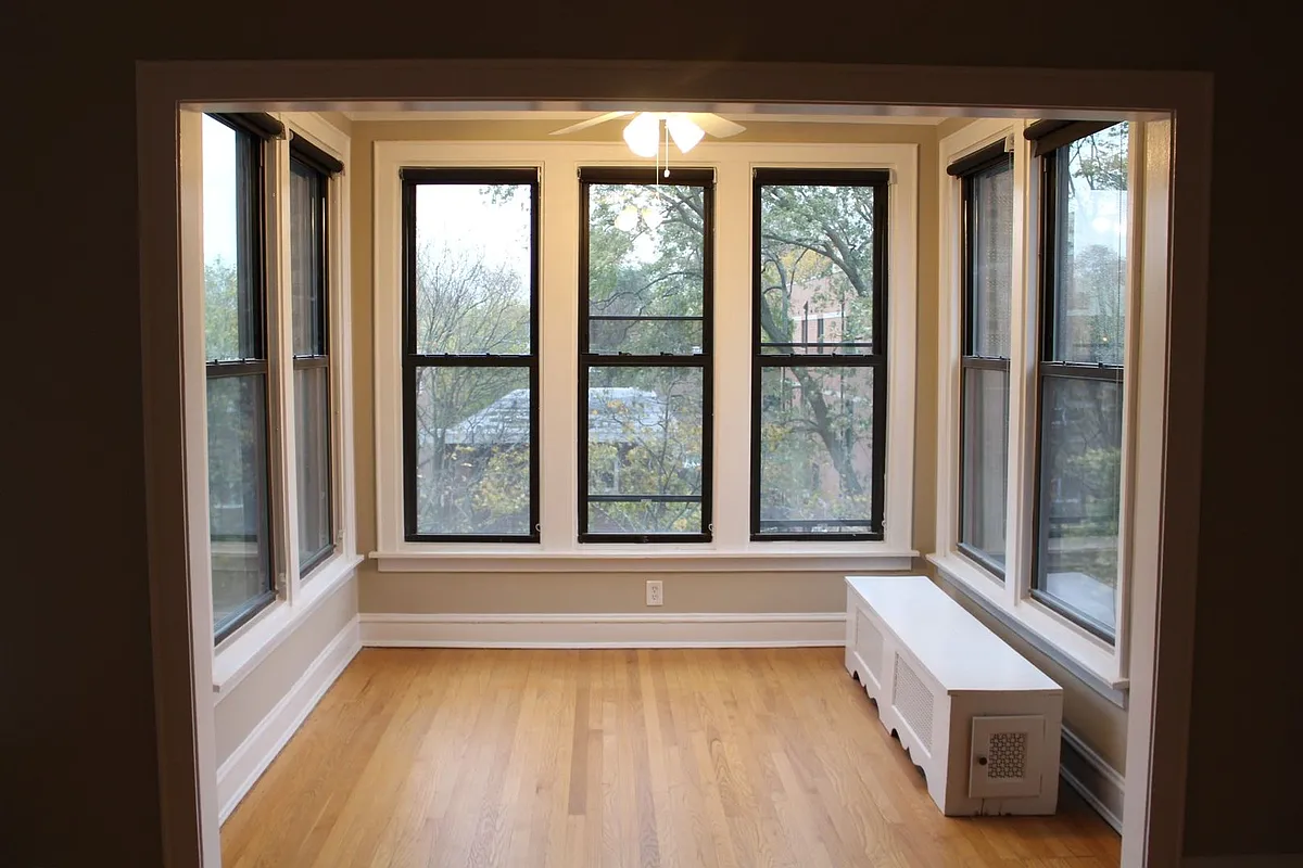 Building Photo - 1322 W Sherwin Ave