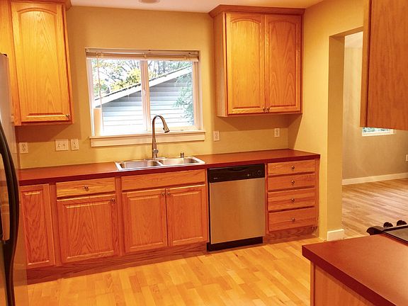 5th image of 3835 NE 125th St #B