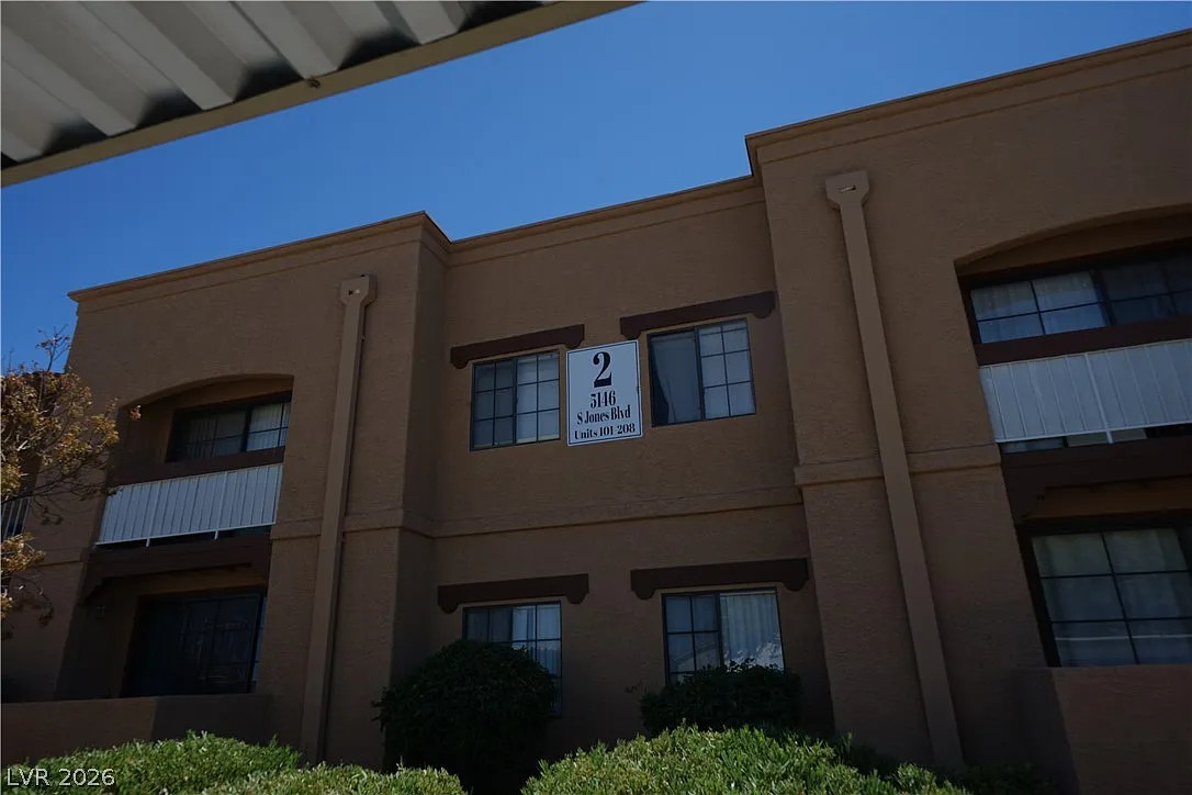 2 bed, 2.0 bath, 920 sqft, $1,350 — Photo 1