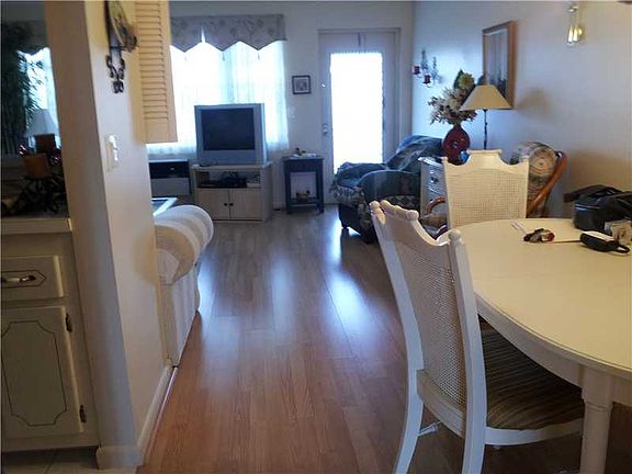 4th image of 104 Lyndhurst E