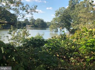 4 Lee Point Ct, Hague, VA 22469