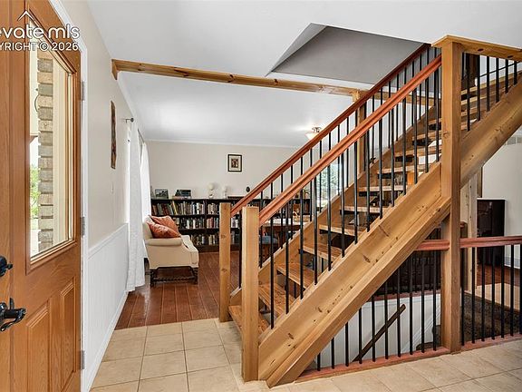 4th image of 1004 Ridgeview Pl