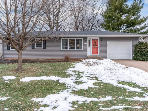 114 N 9th St, Eldridge, IA 52748