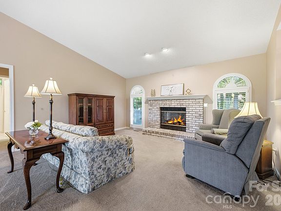 5th image of 1870 Riverview Ct