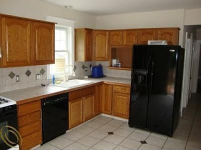 3rd image of 561 Virginia St