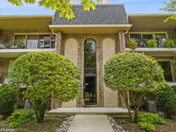 9133 Del Prado Dr APT 1S, Palos Hills, IL 60465