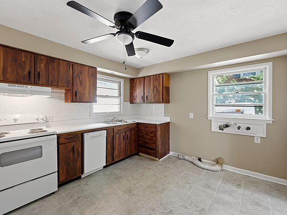 3rd image of 141 Zandale Dr