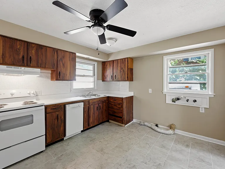 141 Zandale Dr — Photo 3