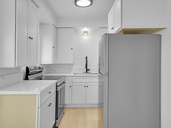 5th image of 1904 Vanderbilt Ln #E