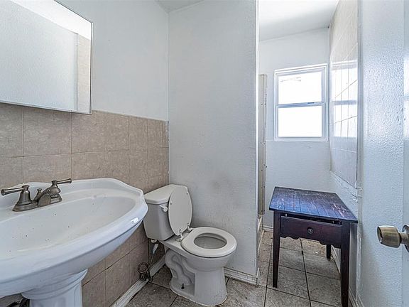 2nd image of 1506 Dennison St