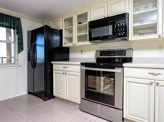 2nd image of 4400 Gulf Blvd APT 407