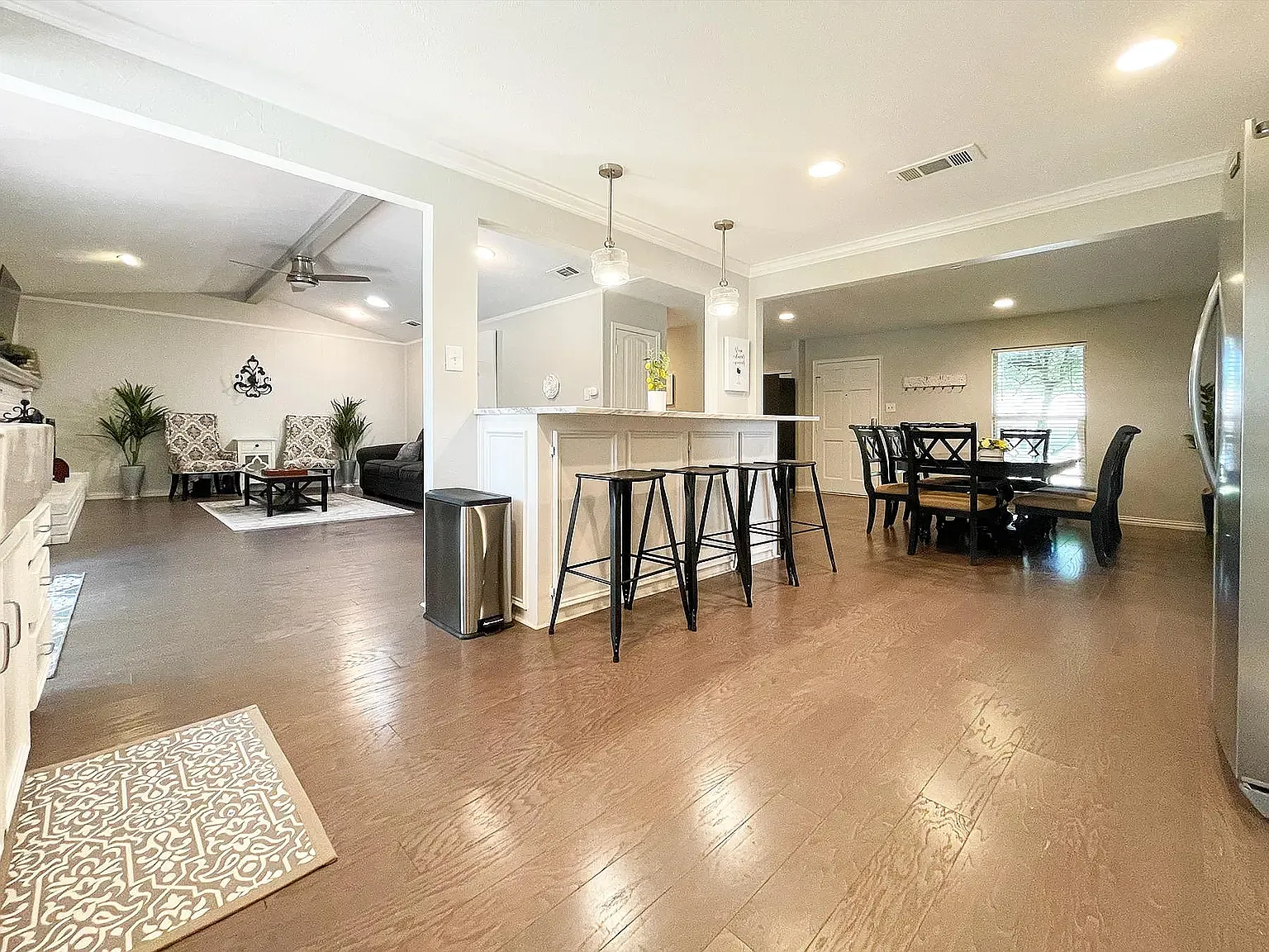 4 bed, 2123 sqft, $7,995 — Photo 4