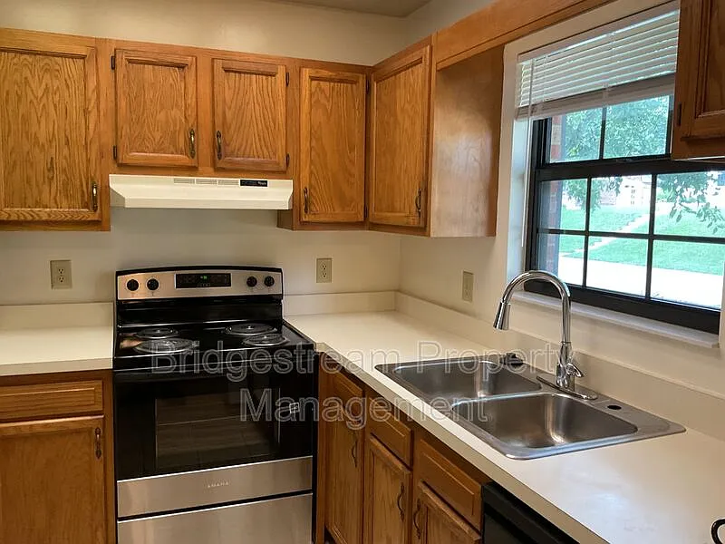2 bed, 2.5 bath, 1200 sqft, $1,100 — Photo 2