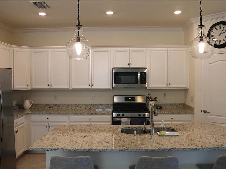 6647 Clairborne Ln — Photo 2