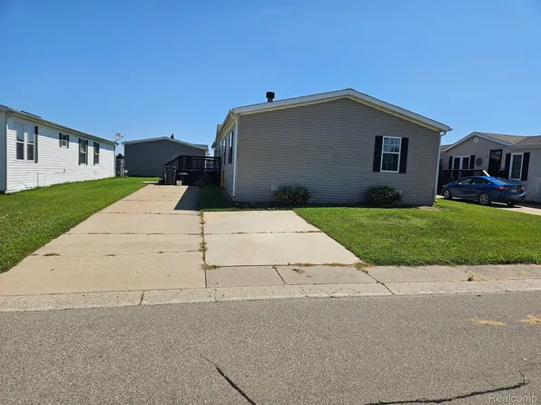 1936 Salem Ct, Hartland, MI 48353