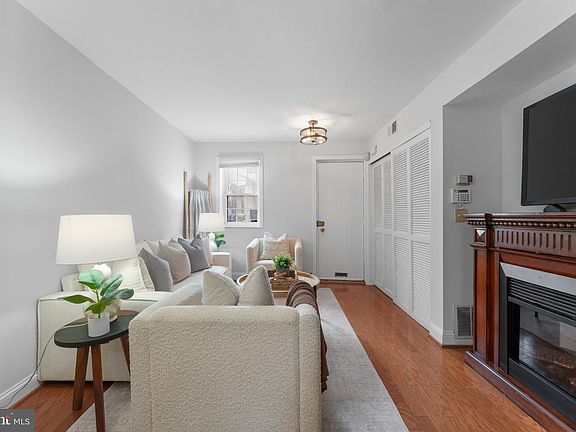 4th image of 1034 Olive St