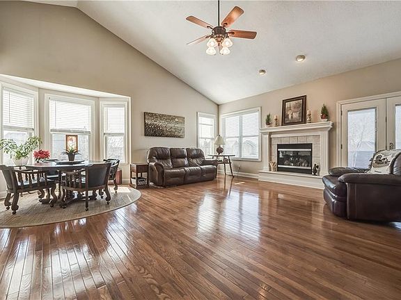 4th image of 206 Thomas Cir