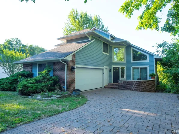 320 Charlevoix St, Commerce Township, MI 48382