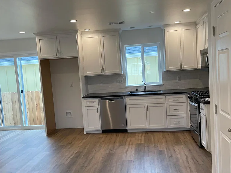 1839 Lime Ave — Photo 2