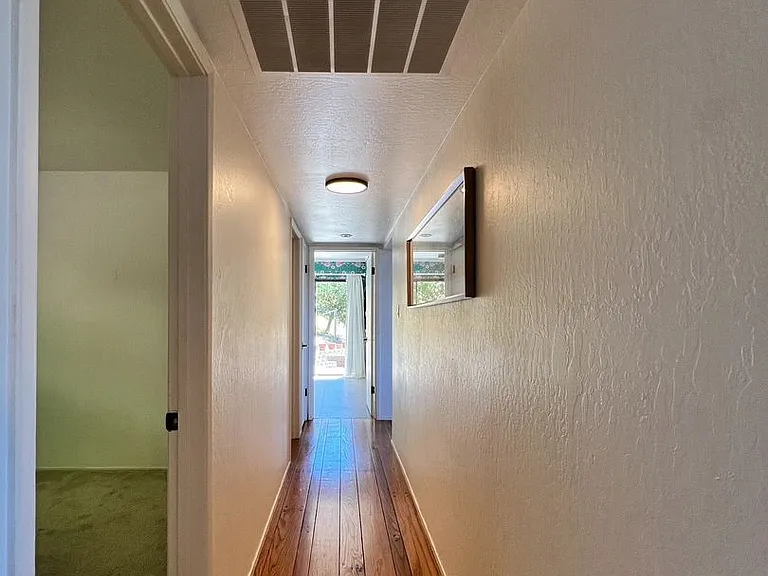 542 E Spring St — Photo 18