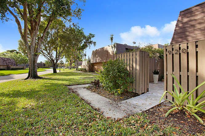 920 9th Ct Palm Beach Gardens-small-002-