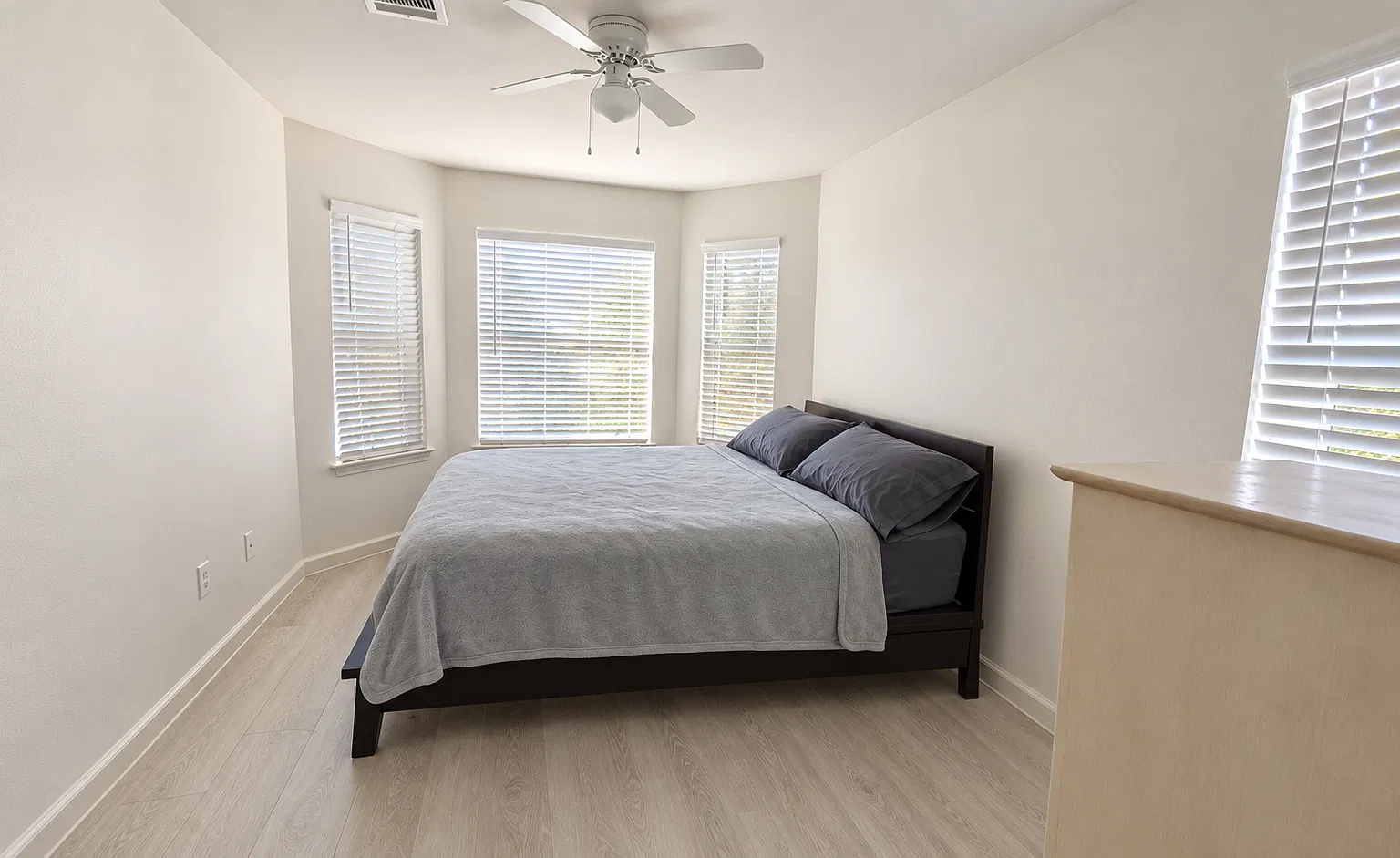 3 bed, 2.5 bath, 1400 sqft, $1,998 — Photo 3