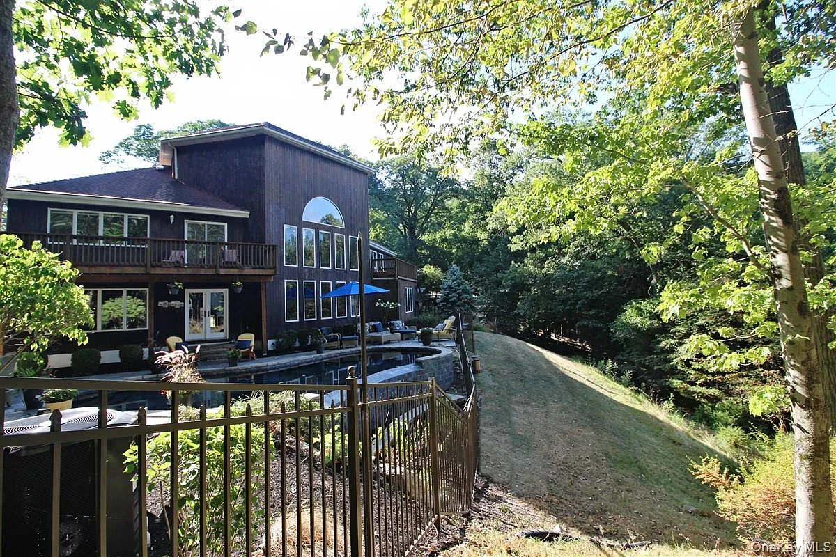 36 Ridgetop Drive photo 1