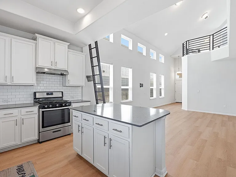 10221 Forest Grove Dr — Photo 11