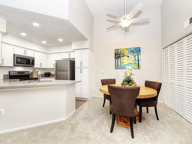 2 Bedroom 2 Bath-Dining Room & Full Size Washer/Dryer