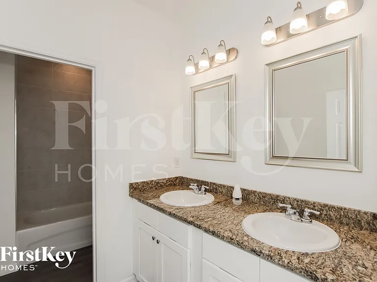 1021 Locust Ave NW — Photo 9