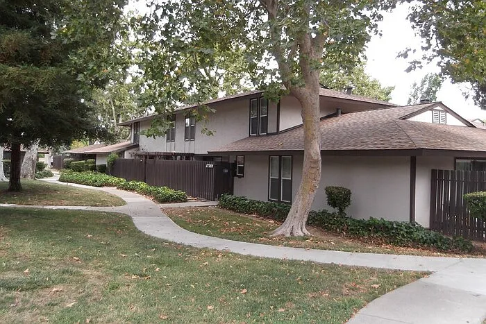 5451 Roundtree Pl APT E photo 1