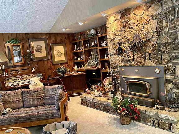 3rd image of 627 Clifford Dr