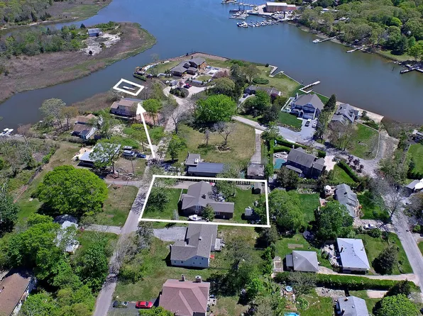 8 Bayberry Ln, East Quogue, NY 11942