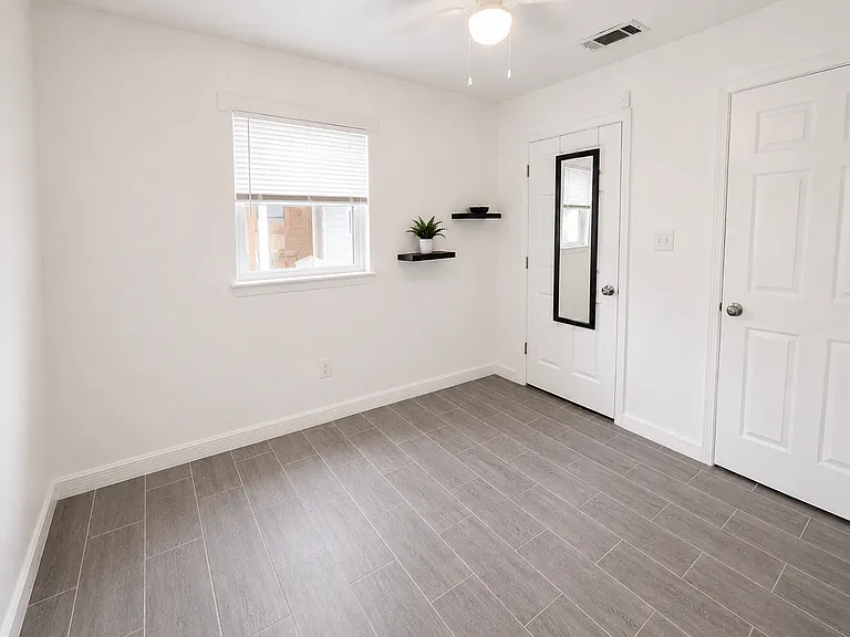 705 Vendee Ln — Photo 8