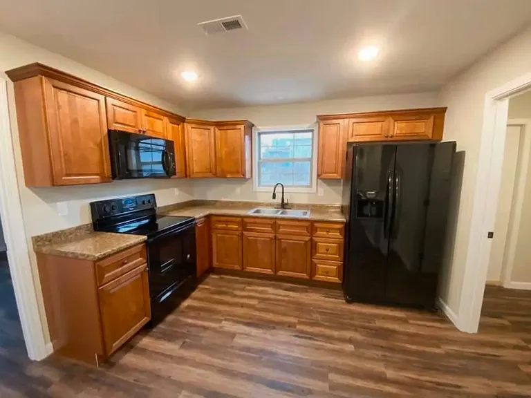 356 Emma St — Photo 2