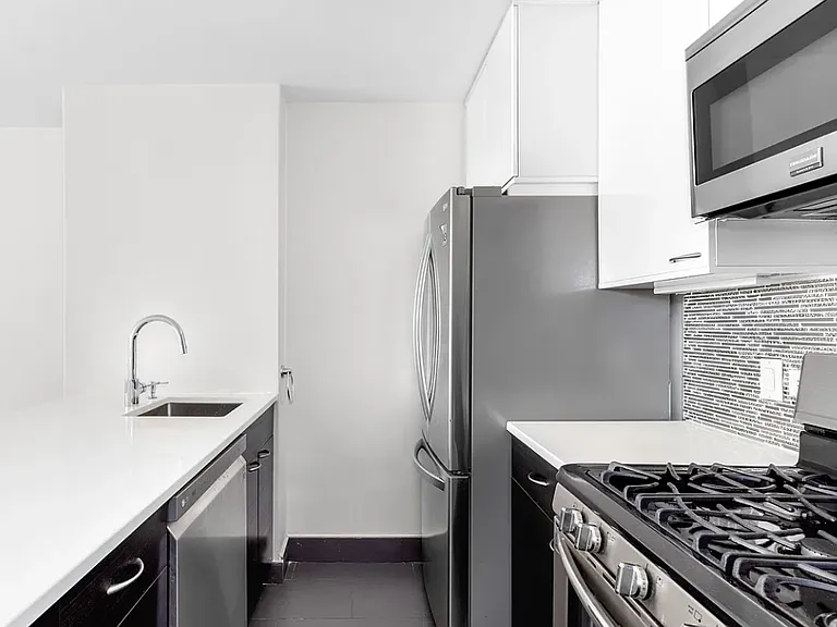 200 Rector Pl #28B — Photo 5
