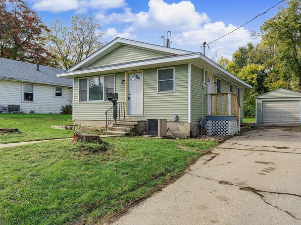 223 E 10th St S, Newton, IA 50208