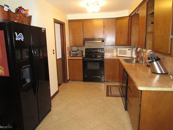 5th image of 28271 Garfield St