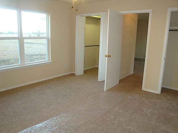Master bedroom - split plan