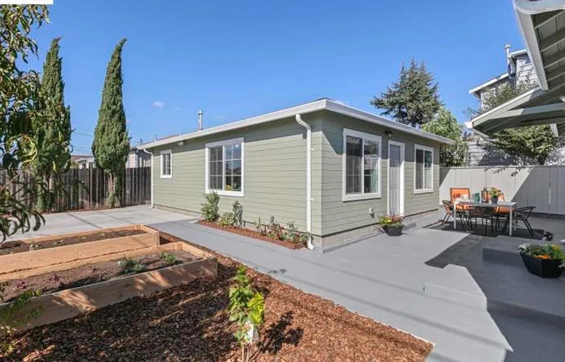 2 bed, 800 sqft, $2,600 — Photo 1