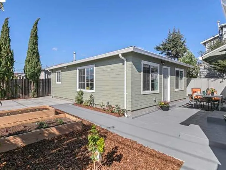 We have remodeled the backyard- you will have the whole backyard by yourself