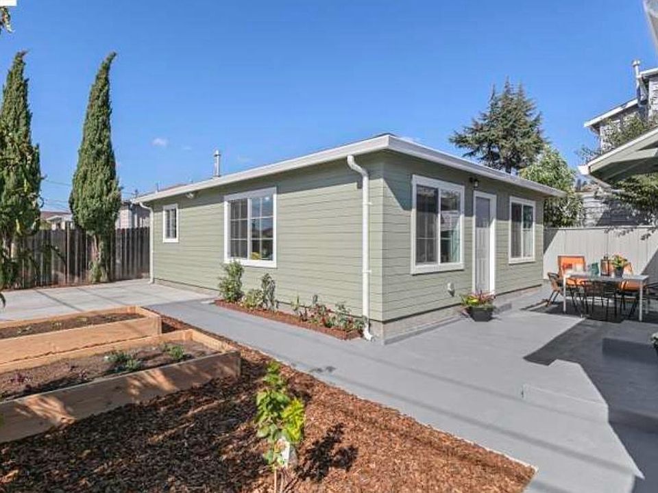 We have remodeled the backyard- you will have the whole backyard by yourself